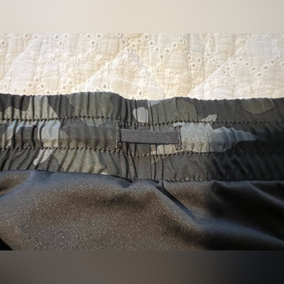 ATHLETA RUNNING SHORTS - Picture 5 of 7